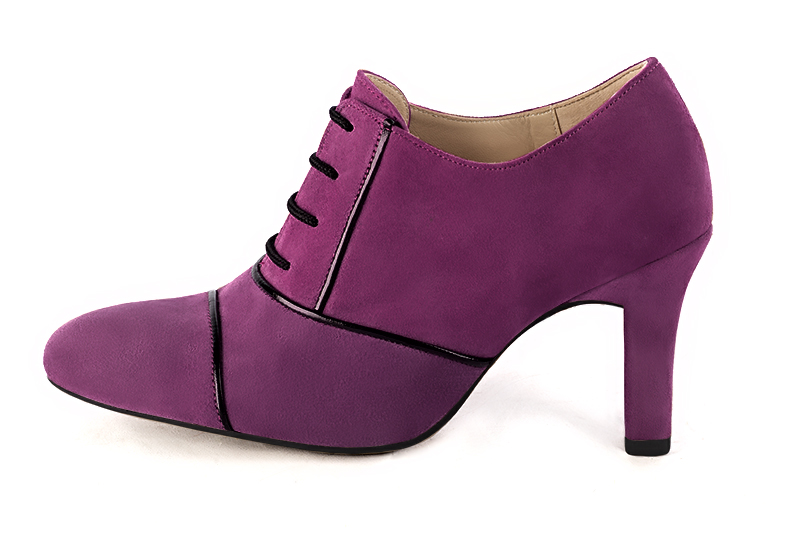Mulberry purple and gloss black women's essential lace-up shoes. Round toe. High kitten heels. Profile view - Florence KOOIJMAN